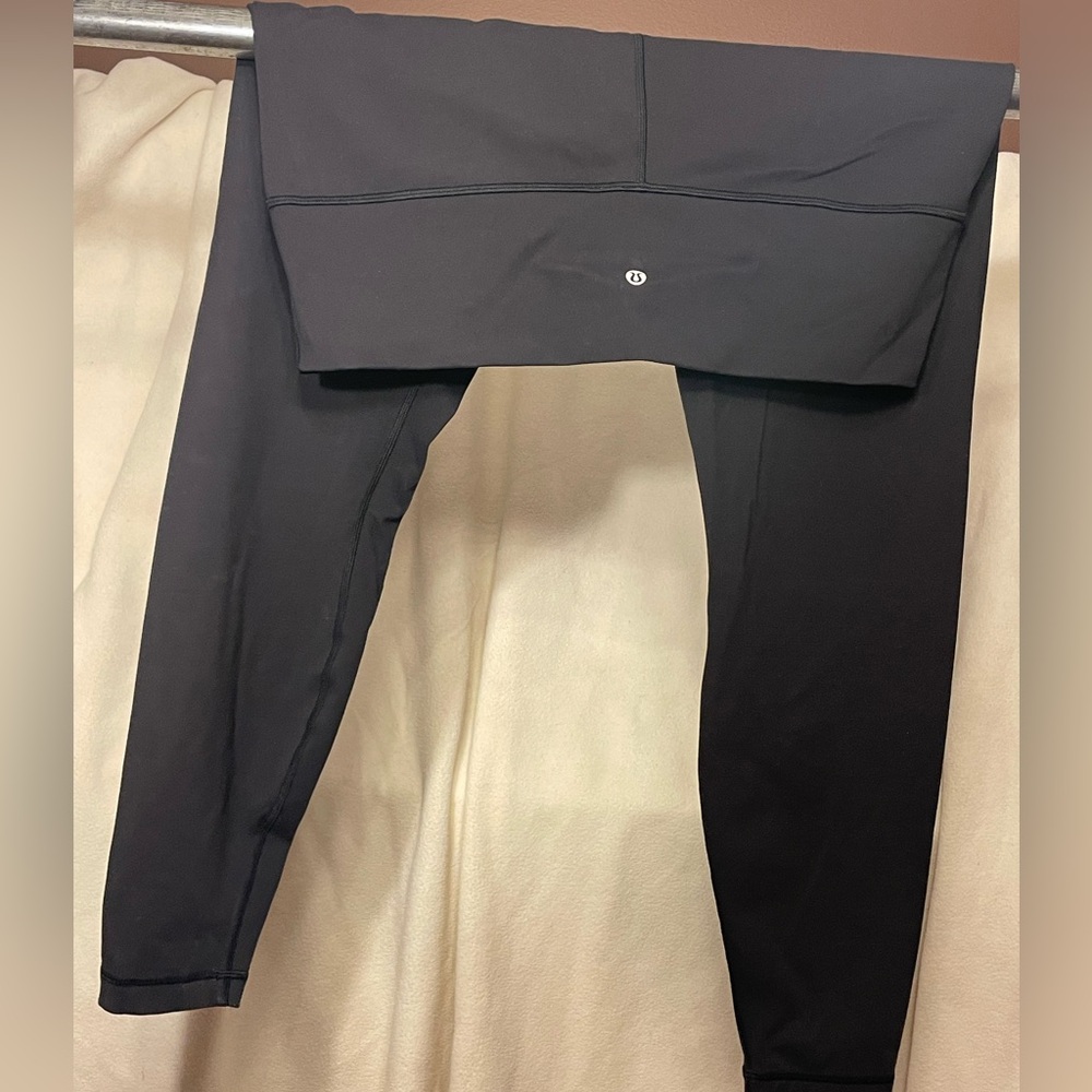 LuluLemon size 18 nylon blend leggings. No pockets. Great condition.